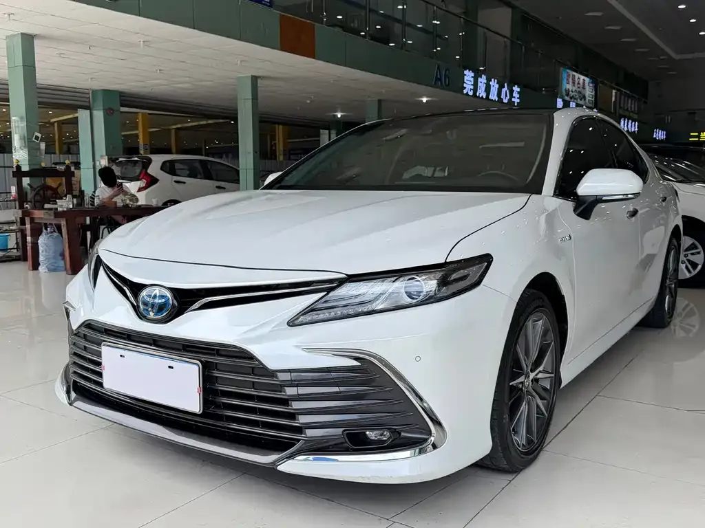 Toyota Camry — фото 1
