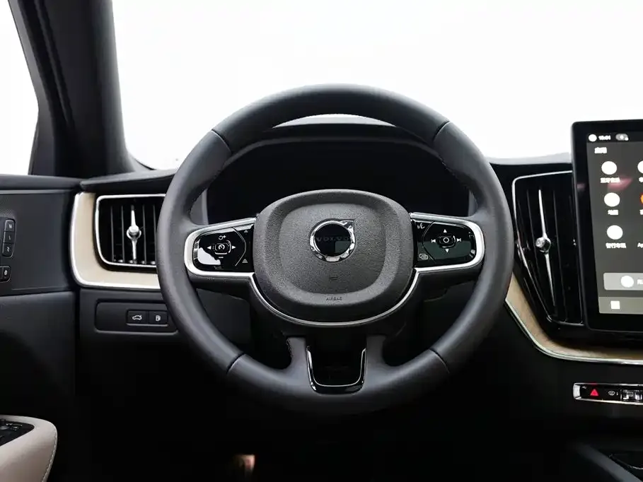 Volvo XC60 PHEV — фото 7