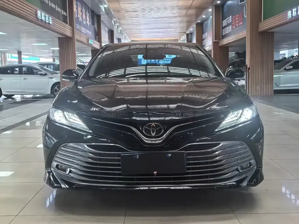 Toyota Camry — фото 1