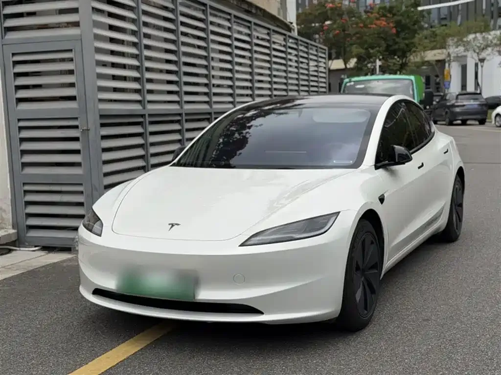 Tesla Model 3 — фото 1