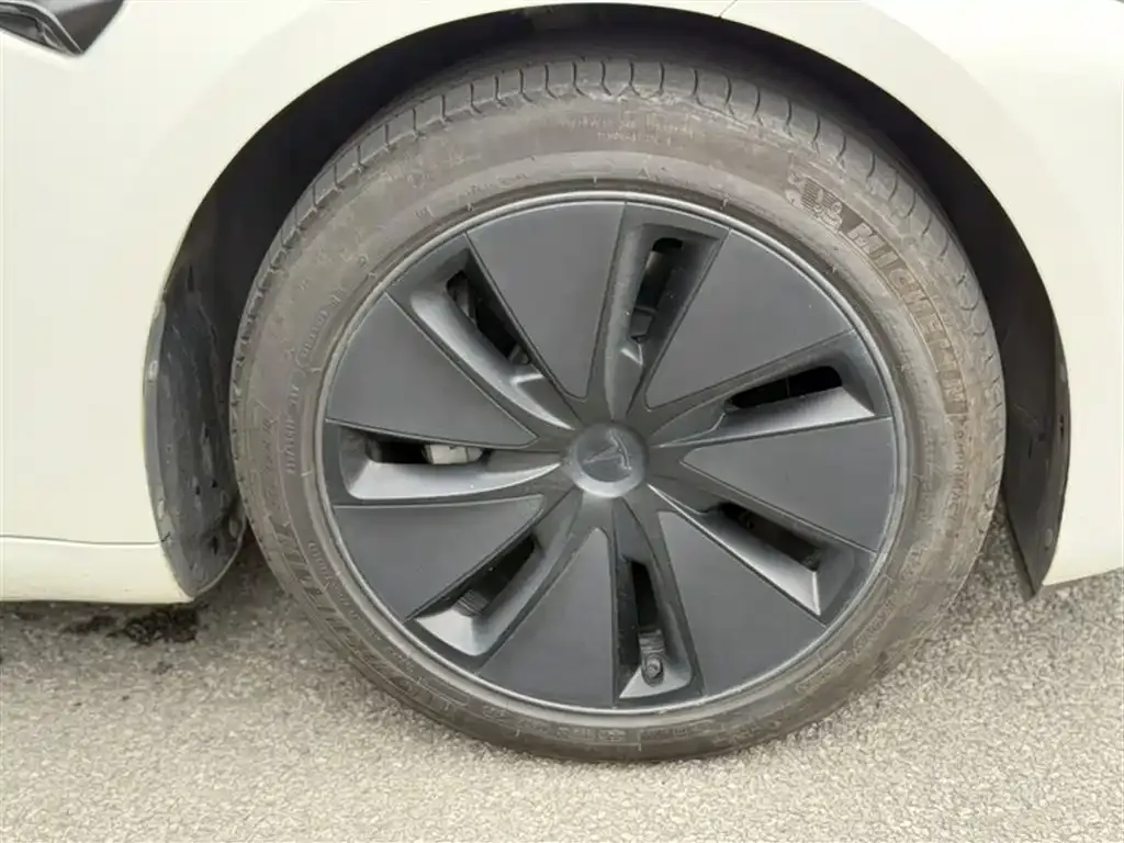 Tesla Model 3 — фото 8