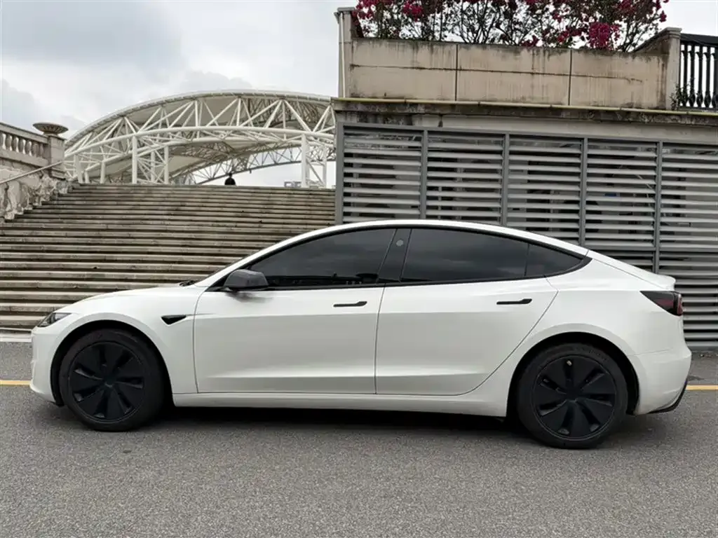 Tesla Model 3 — фото 9