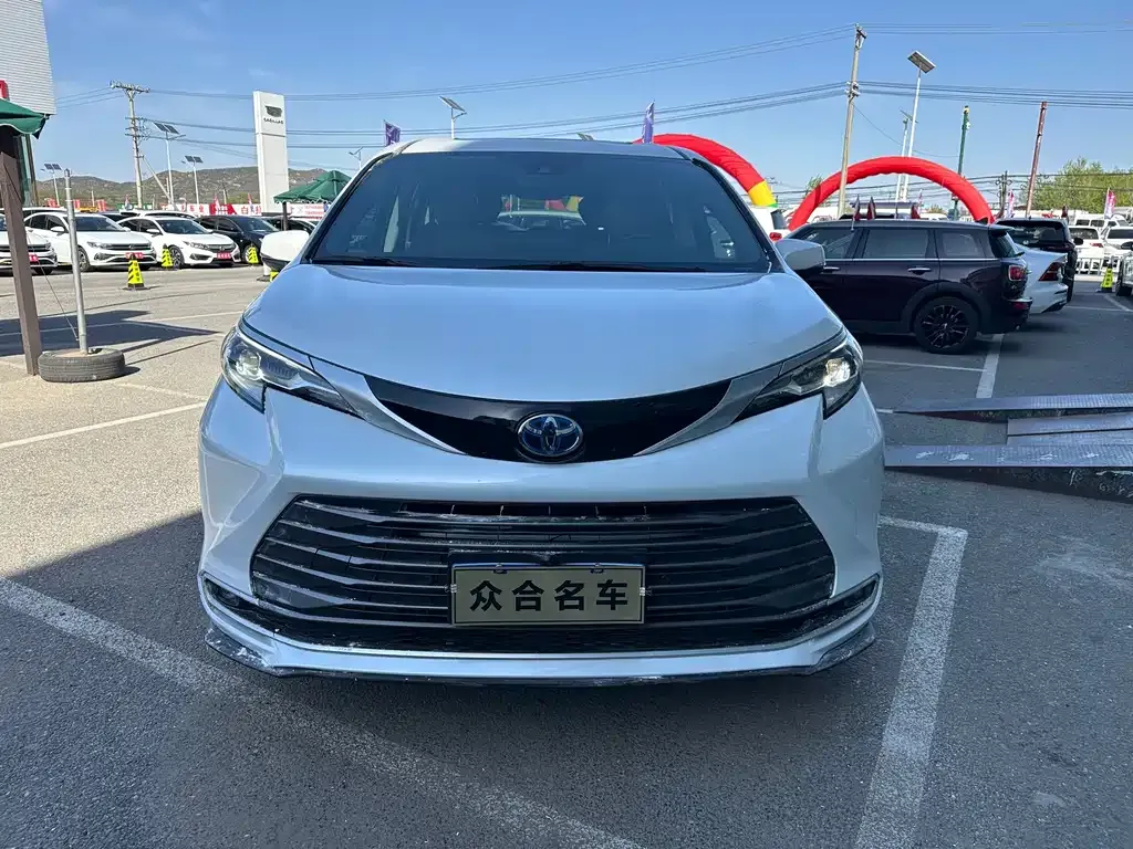 Toyota Sienna — фото 1