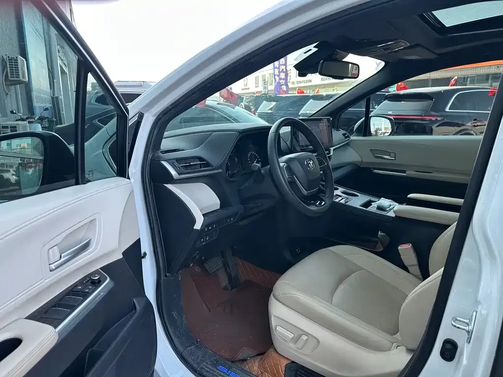 Toyota Sienna — фото 7