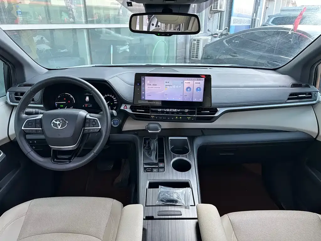 Toyota Sienna — фото 3