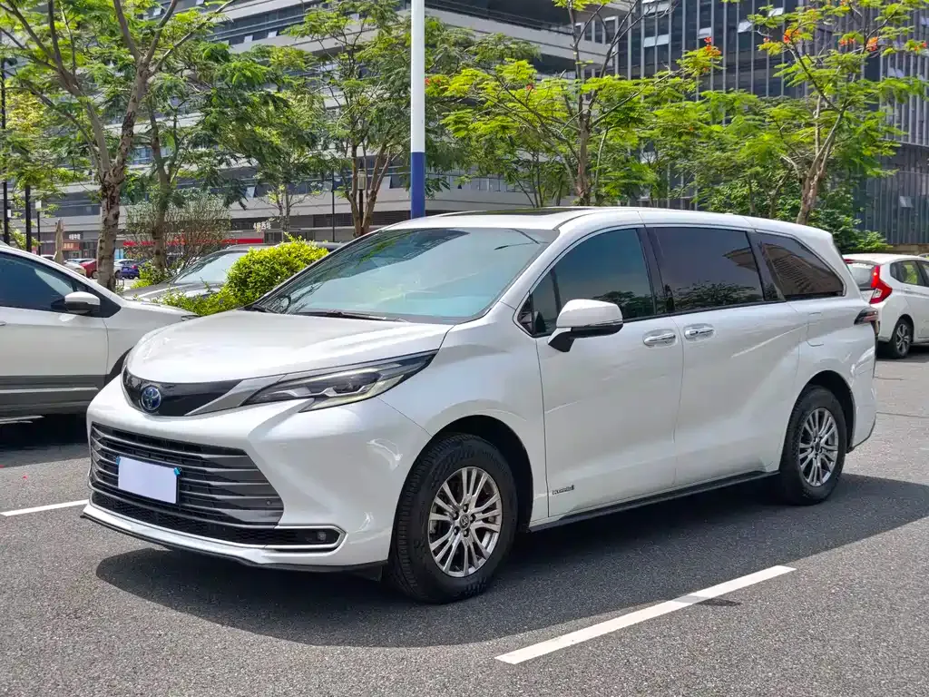Toyota Sienna — фото 1