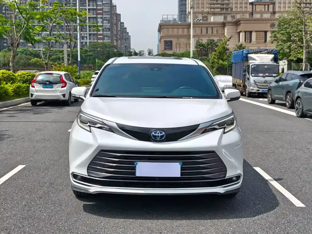Toyota Sienna — фото 5