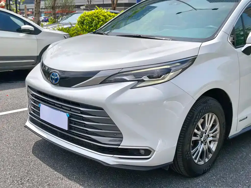 Toyota Sienna — фото 8