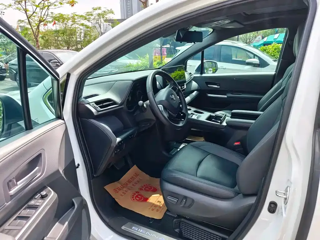 Toyota Sienna — фото 4