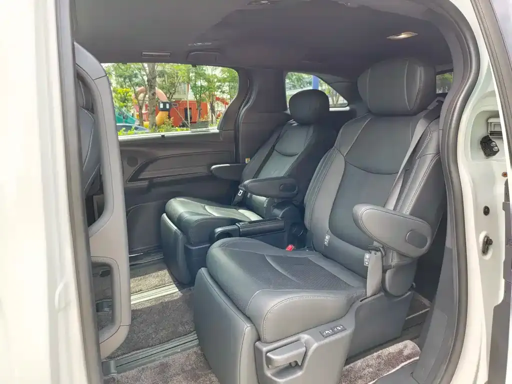 Toyota Sienna — фото 10