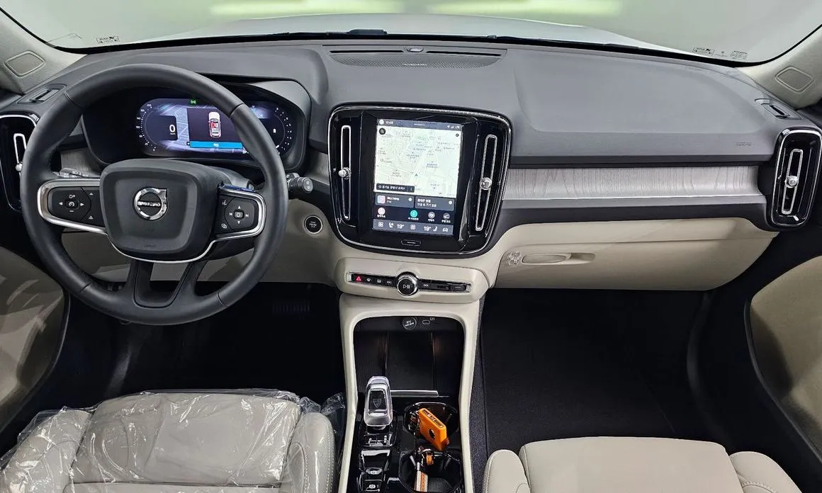 Volvo XC40 — фото 10