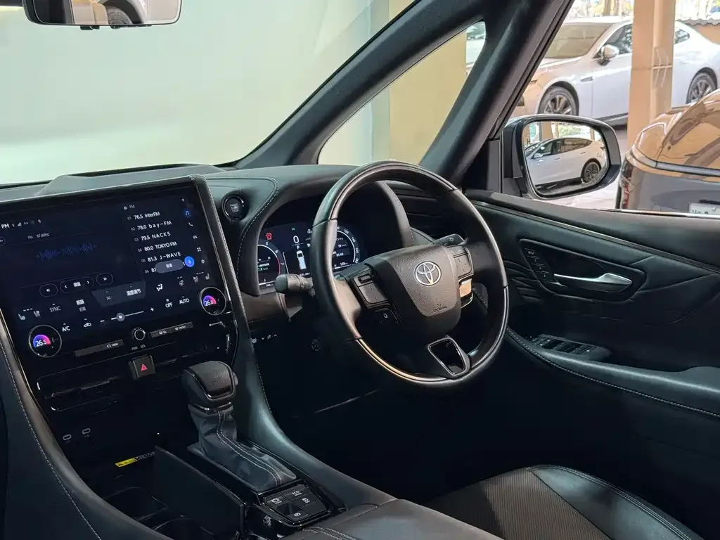 Toyota Alphard — фото 2