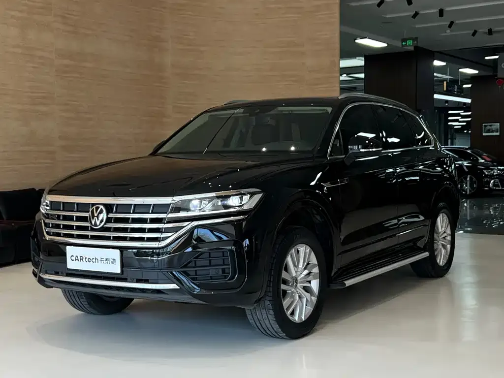 Volkswagen Touareg — фото 1