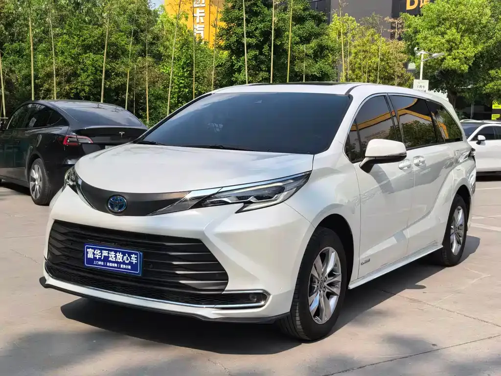 Toyota Sienna — фото 1