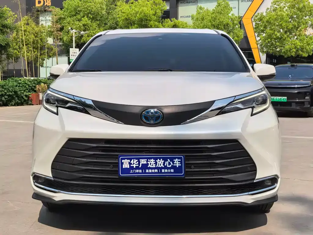 Toyota Sienna — фото 9