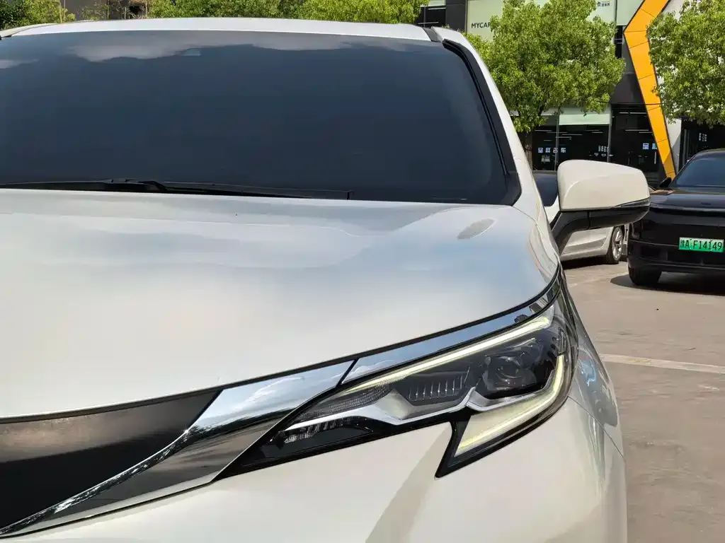 Toyota Sienna — фото 2