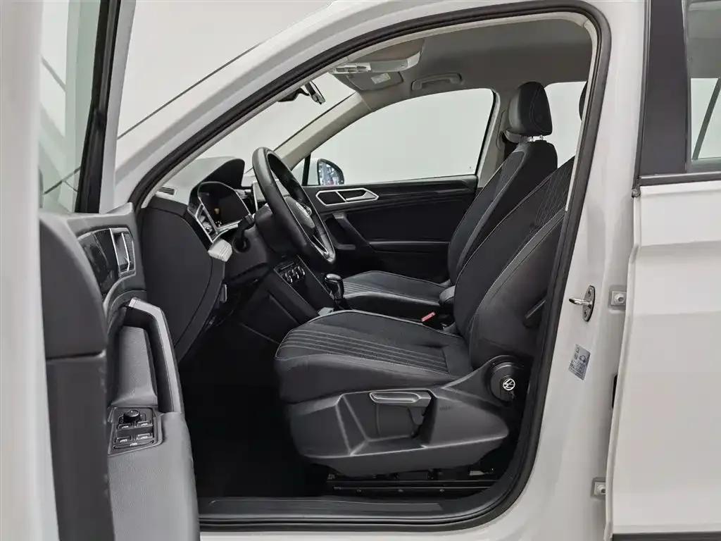 Volkswagen Tiguan L — фото 10