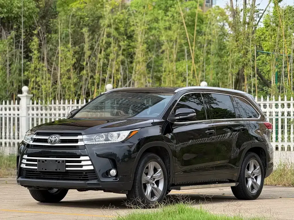 Toyota Highlander — фото 1