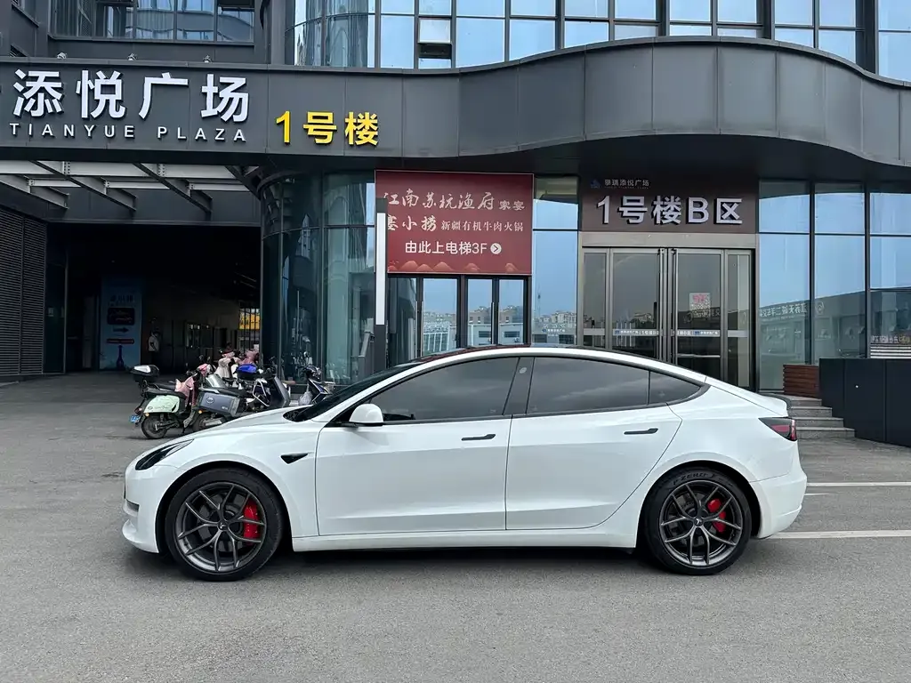 Tesla Model 3 — фото 6
