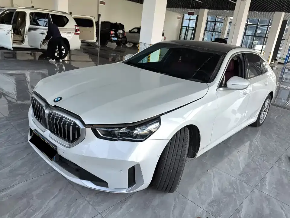 BMW 5 Series — фото 1
