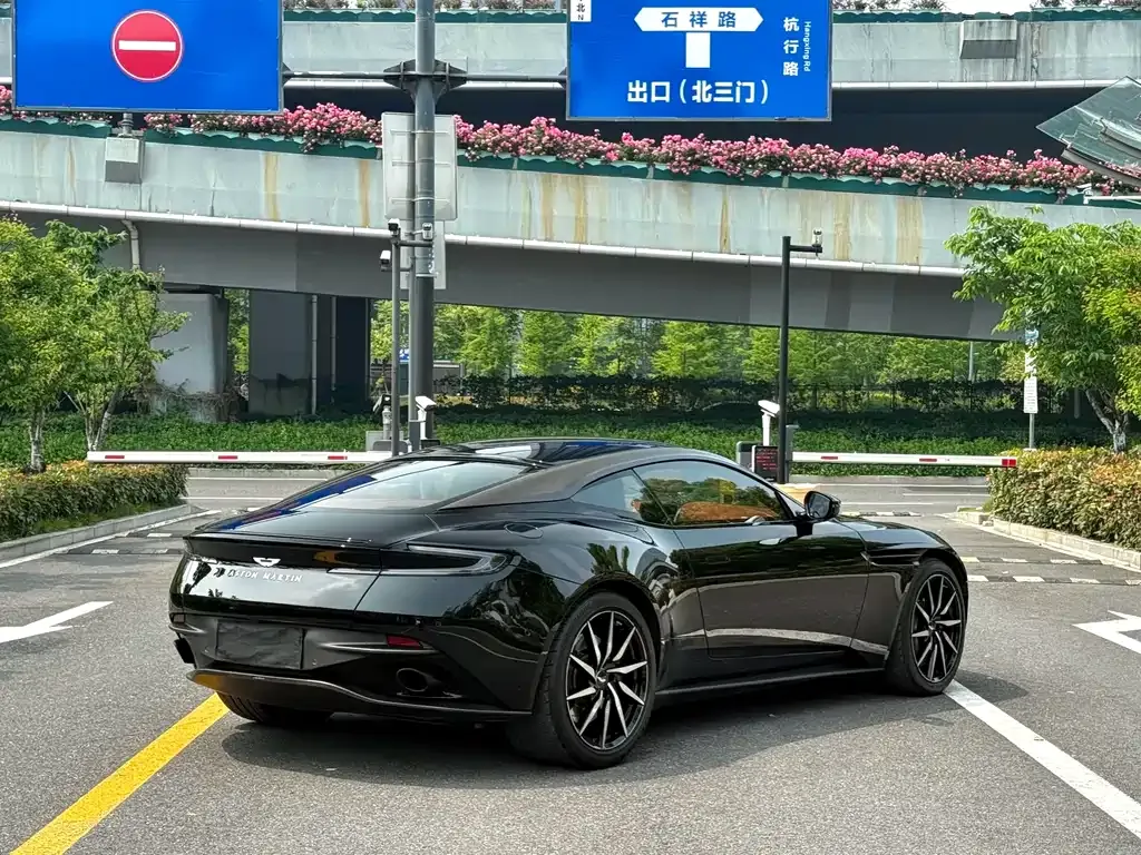 Aston Martin DB11 2023 из CN, фото 5