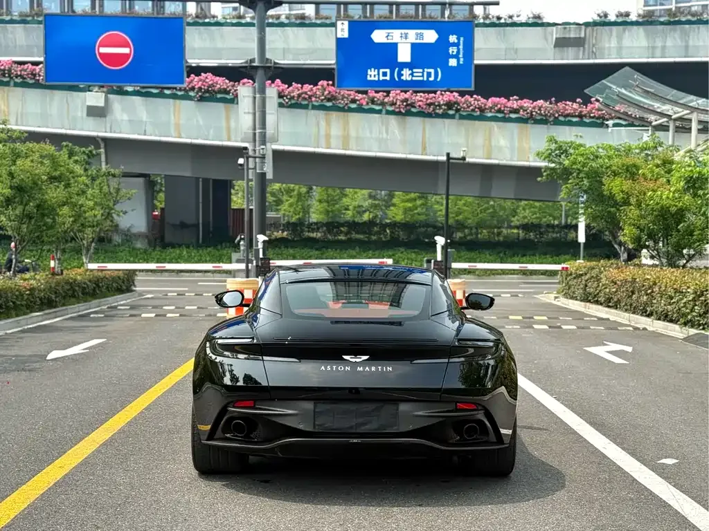 Aston Martin DB11 2023 из CN, фото 7