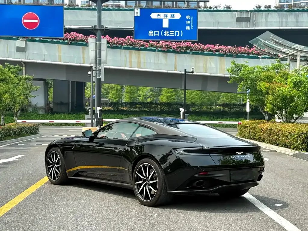 Aston Martin DB11 2023 из CN, фото 6