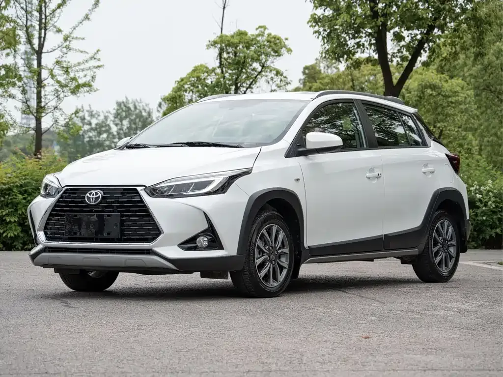 Toyota Yaris L — фото 1