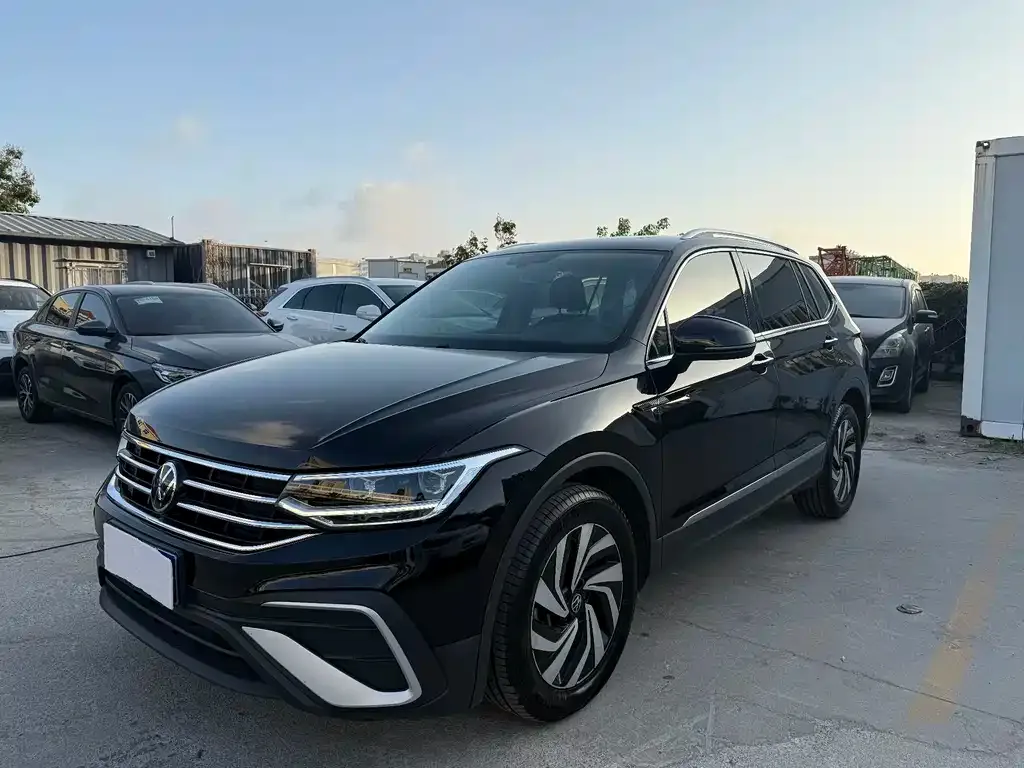 Volkswagen Tiguan L — фото 1