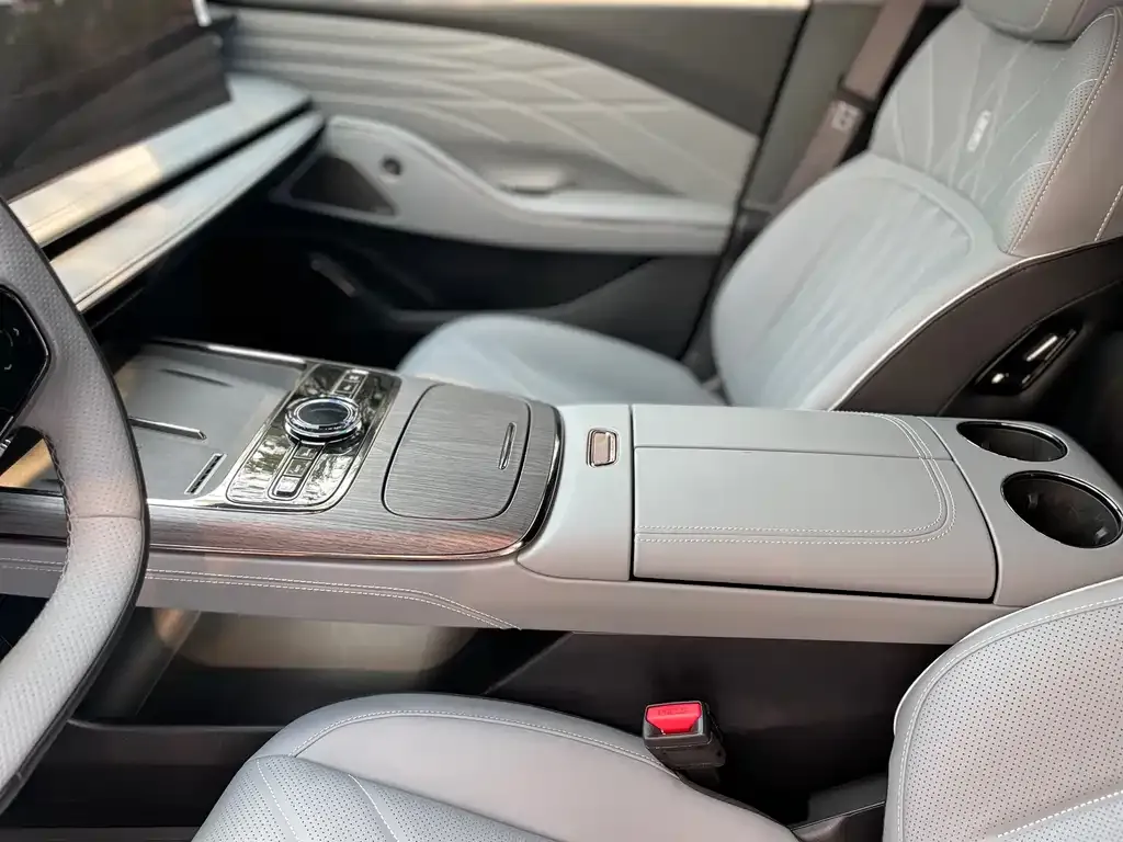 Geely Galaxy E8 — фото 10