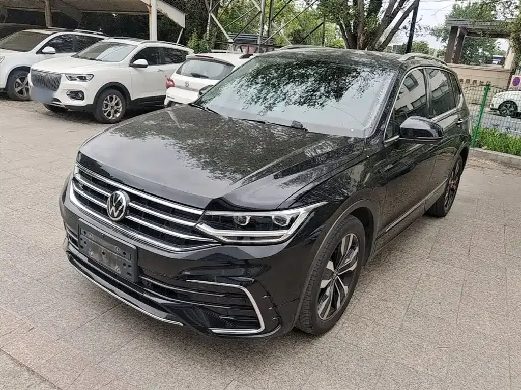 Volkswagen Tiguan L — фото 1
