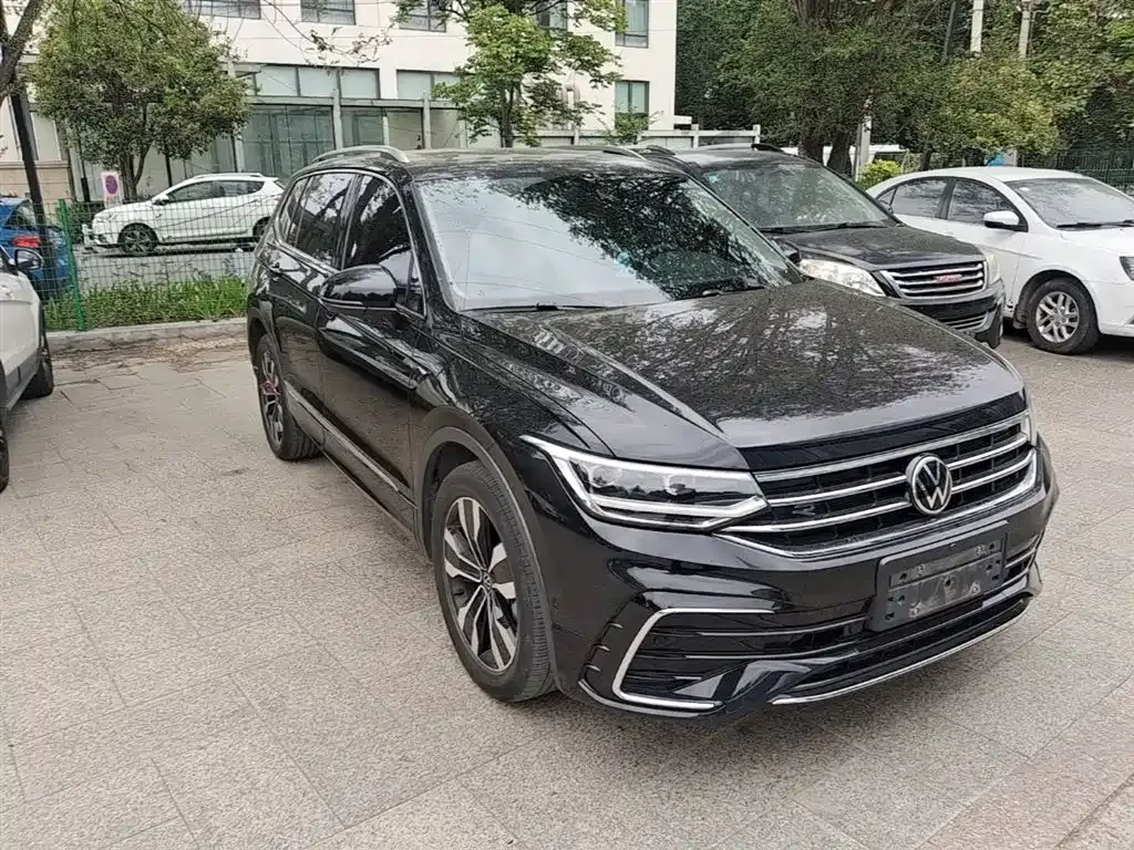 Volkswagen Tiguan L — фото 9