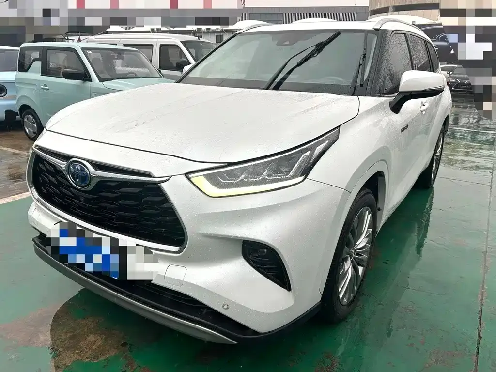 Toyota Highlander — фото 1