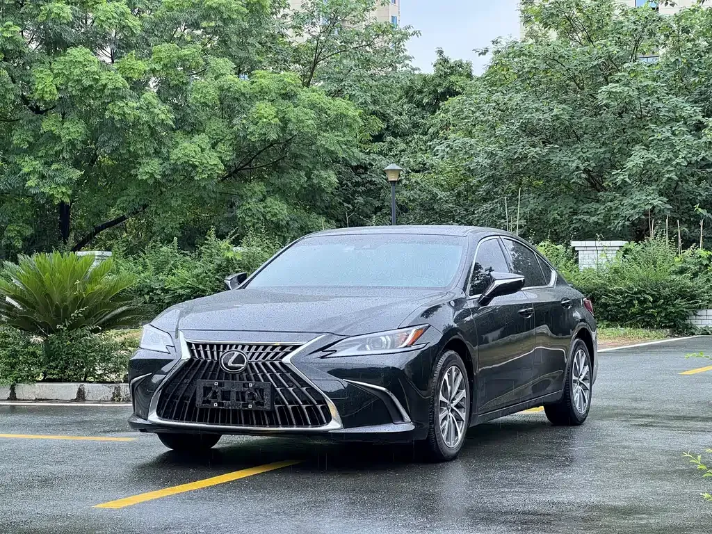 Lexus ES — фото 1