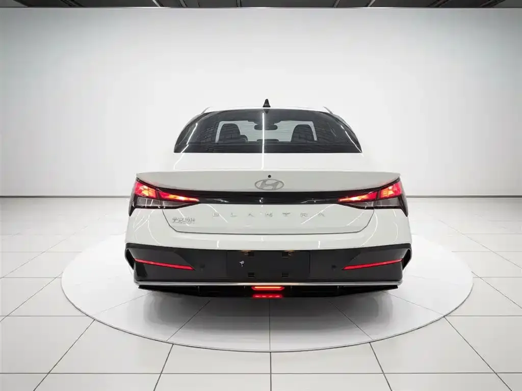 Hyundai Elantra — фото 3