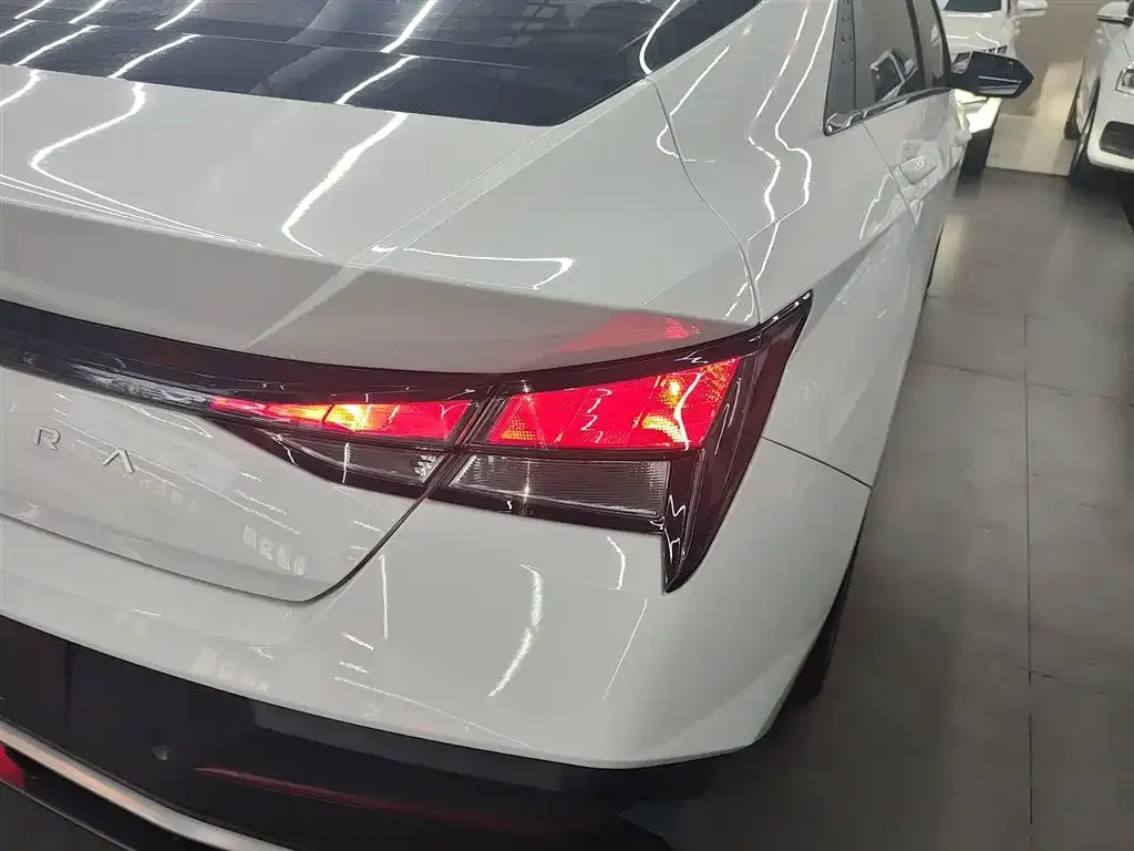 Hyundai Elantra — фото 10