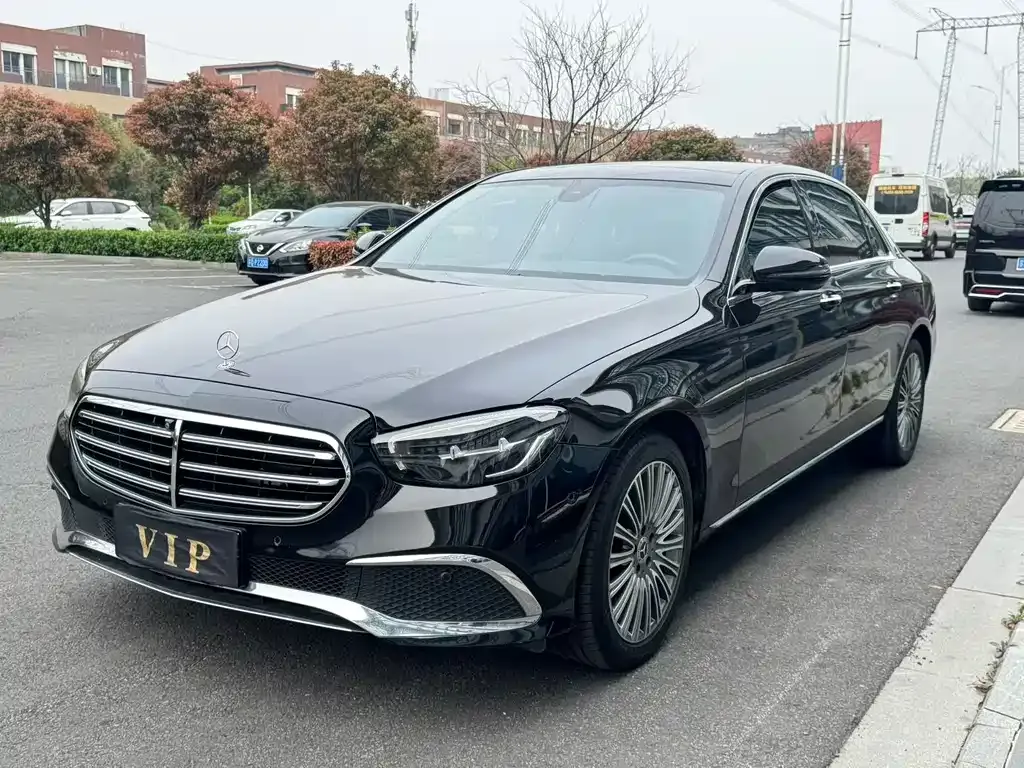 Mercedes-Benz E-Class — фото 1
