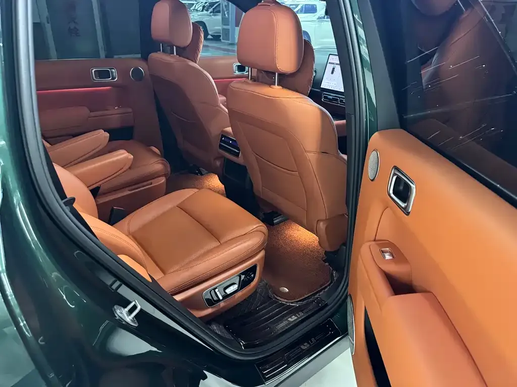 Li Auto L8 — фото 5