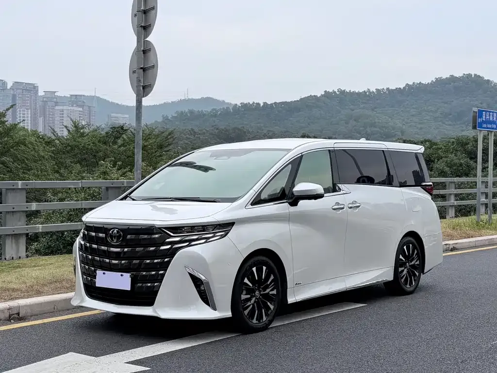 Toyota Alphard — фото 1