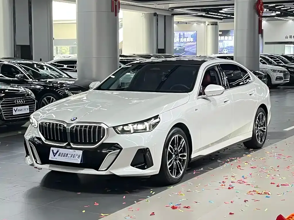 BMW 5 Series — фото 1