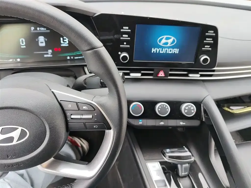 Hyundai Elantra — фото 6