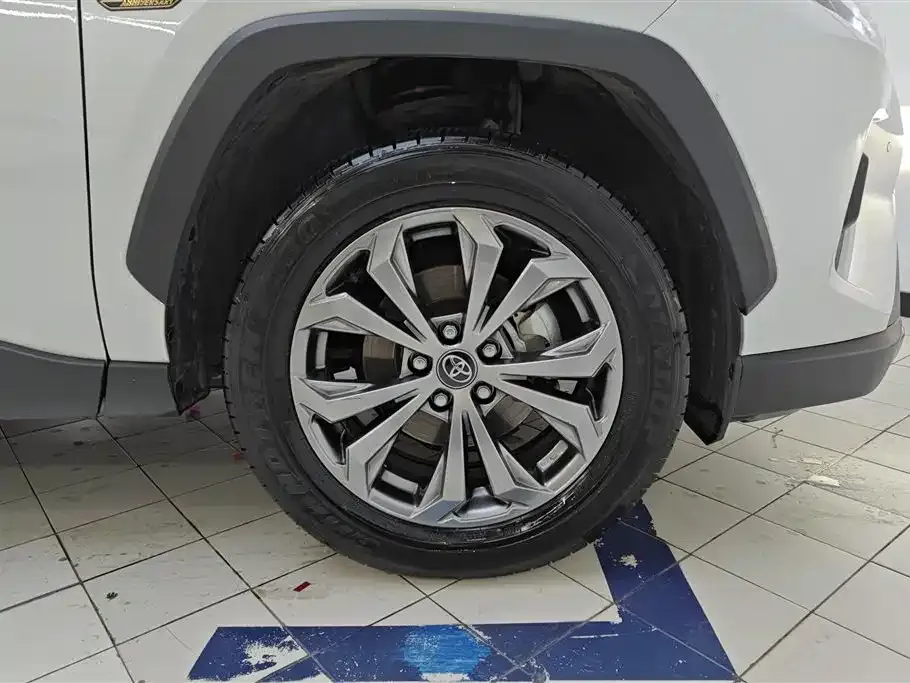 Toyota RAV4 — фото 5