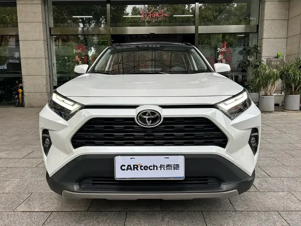 Toyota RAV4 — фото 1