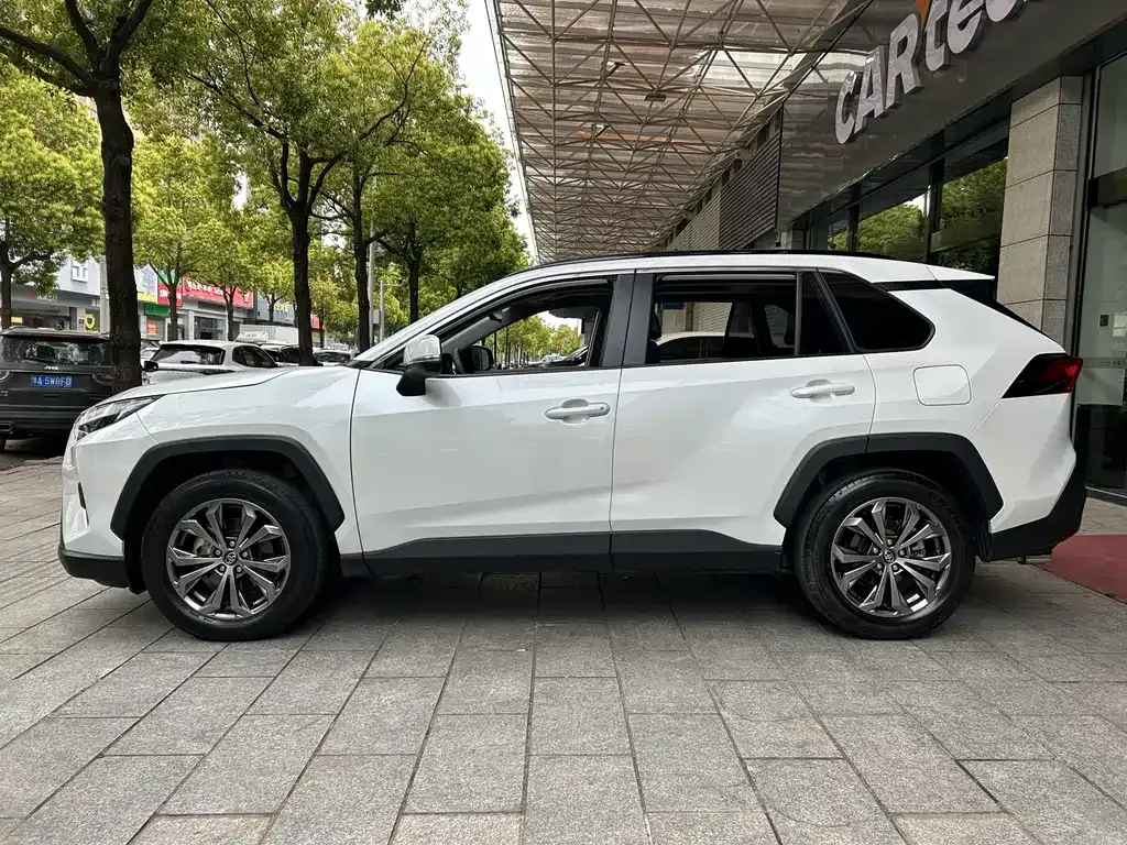 Toyota RAV4 — фото 7