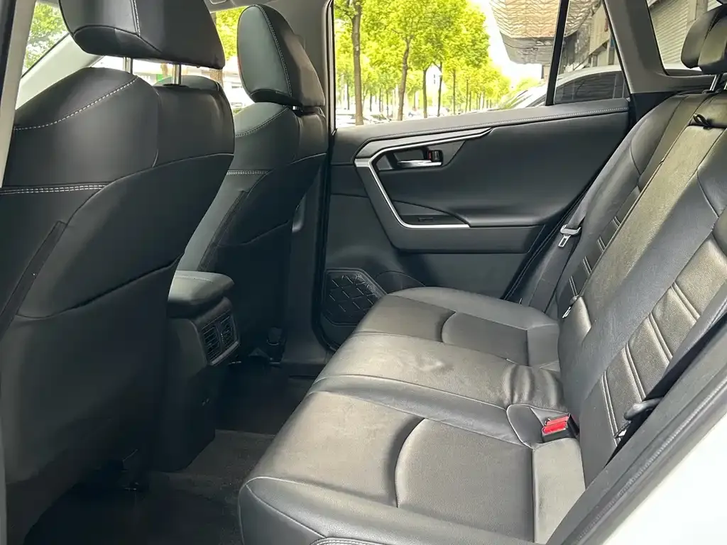 Toyota RAV4 — фото 2