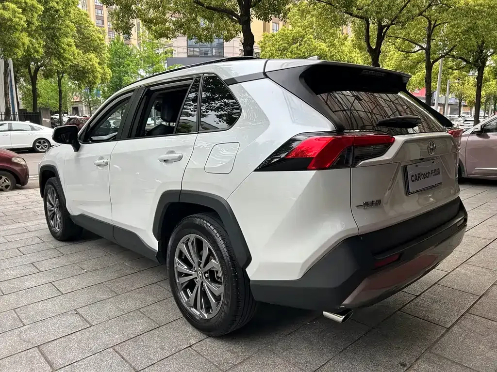 Toyota RAV4 — фото 10