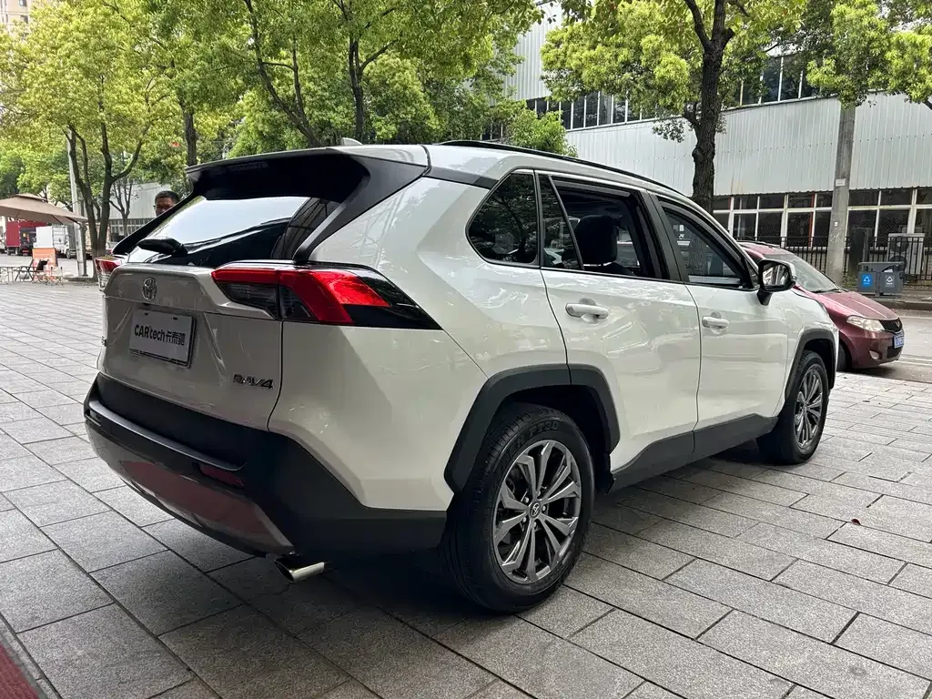 Toyota RAV4 — фото 8