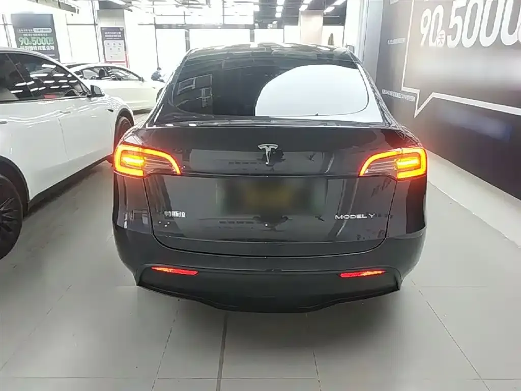 Tesla Model Y — фото 8