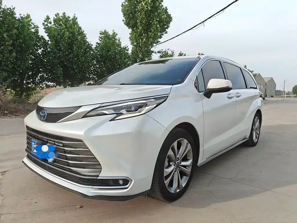 Toyota Sienna — фото 1