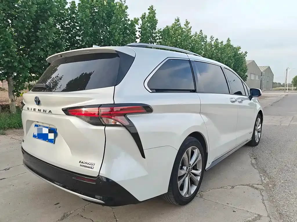 Toyota Sienna — фото 4